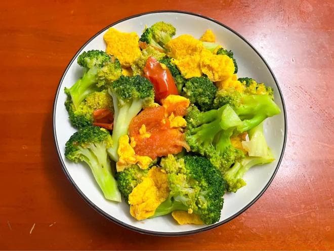 番茄西兰花炒鸡蛋，酸甜可口、清新脆嫩，好吃