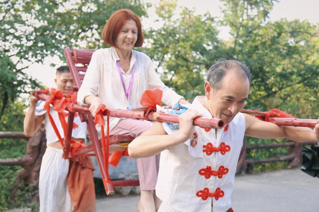 欧亚媒体走进华蓥山：“洋抬夫”“洋幺妹”都有了