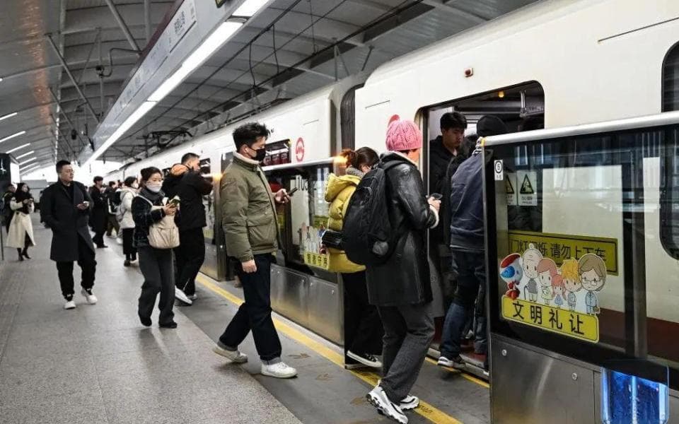 上海一男子卖早高峰地铁座位，媒体评论："挖"错了商机