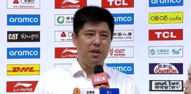 新疆男篮主场争议不断，裁判哨音引发球员争议