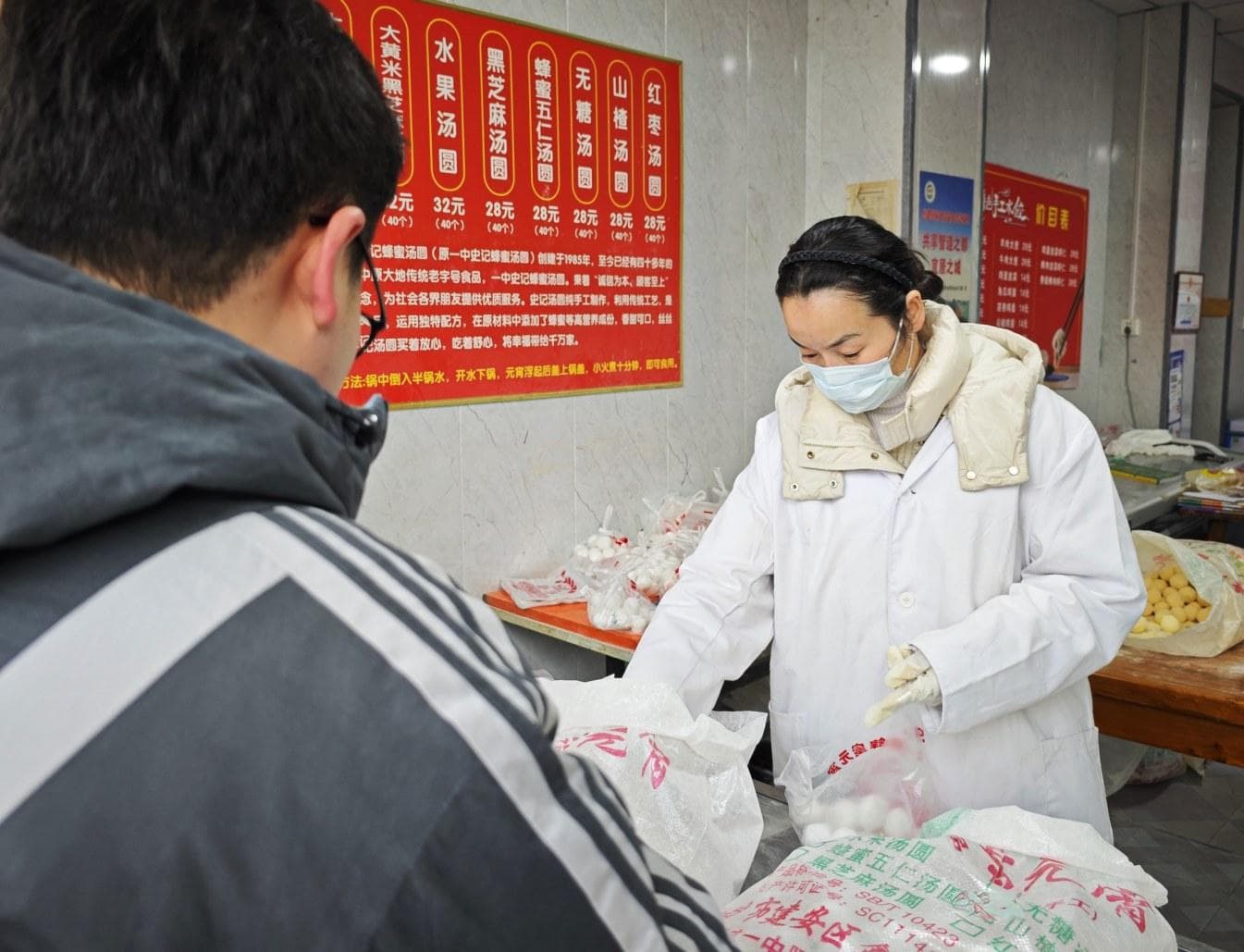 正月十五闹元宵 放灯舞狮食汤圆