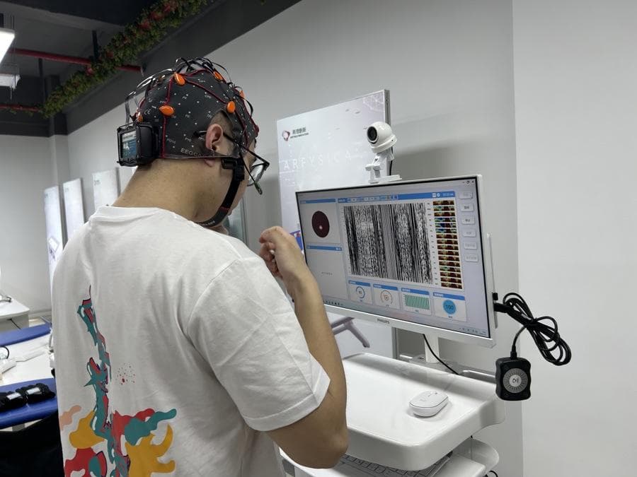 瘫痪病人戴个“帽子”就能恢复？她研发的脑机接口技术创造出“医学奇迹”