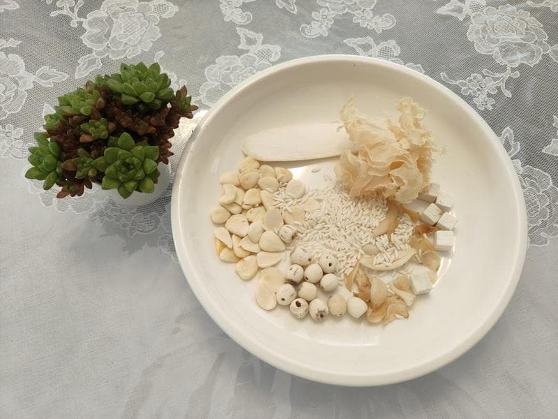 养颜七白饮：七种食材打造的美容养颜饮品