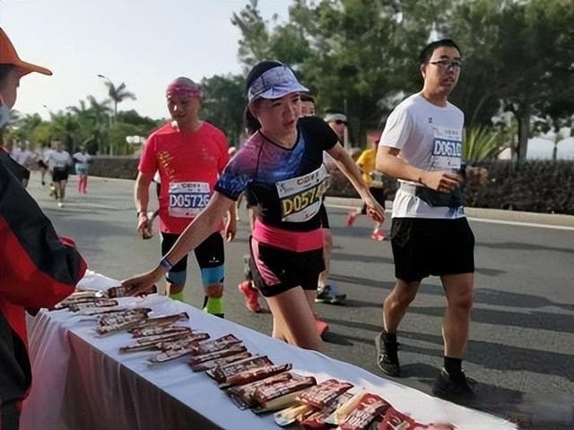 能量胶里的马拉松黑科技：科学补给如何改写42.195公里极限