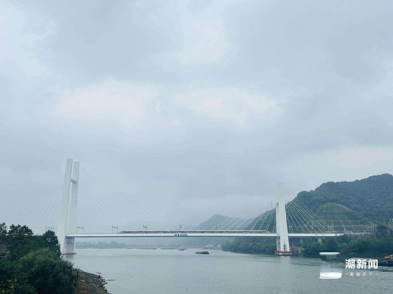 日均5万人！串起7大5A级景区，这条“最美高铁”给沿线带来哪些变化