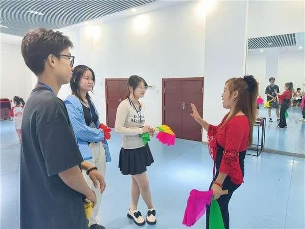 传承非遗文化，大学生探索胶州秧歌