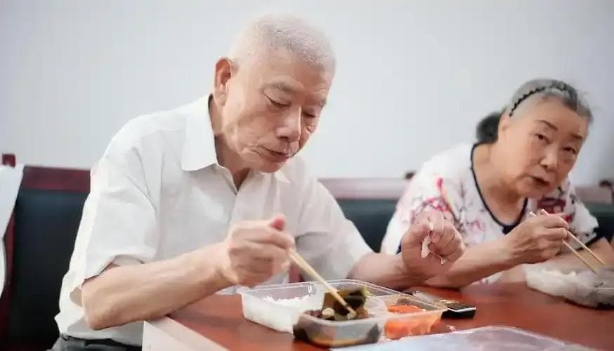 午餐要多摄入膳食纤维，中老年人选择4种午餐，有助维护肠道健康