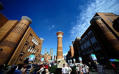 新疆国际大巴扎景区：集伊斯兰文化与民族特色的旅游胜地