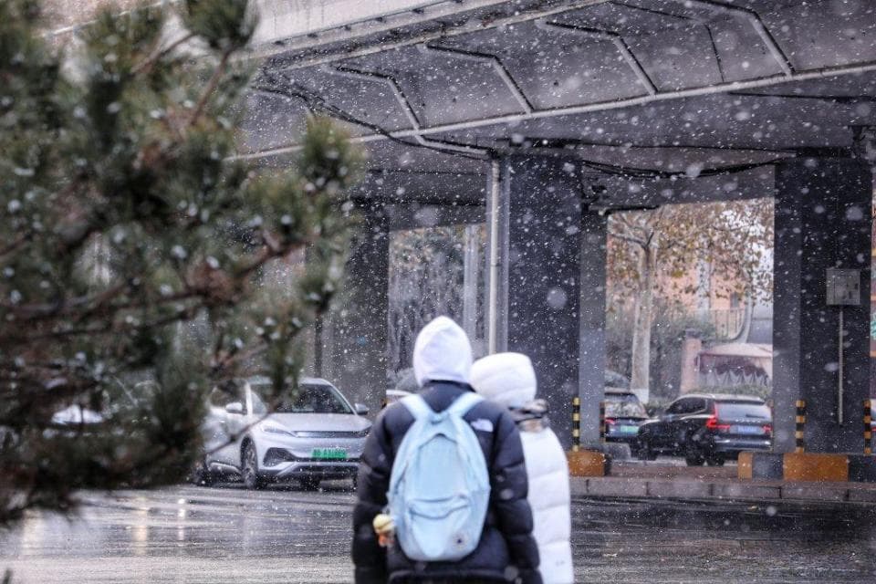 冬至青岛迎来今冬首场雪，崂山再现雾凇奇观