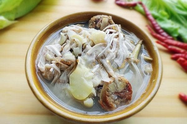 蚕豆腊肠煮白花