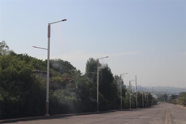 平顶山市石龙区：路灯杆变身“神器” 喷雾降尘让空气清新
