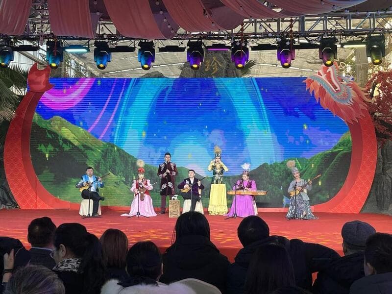 团圆年｜新疆“村晚”火出圈，乡土文化打出特色IP