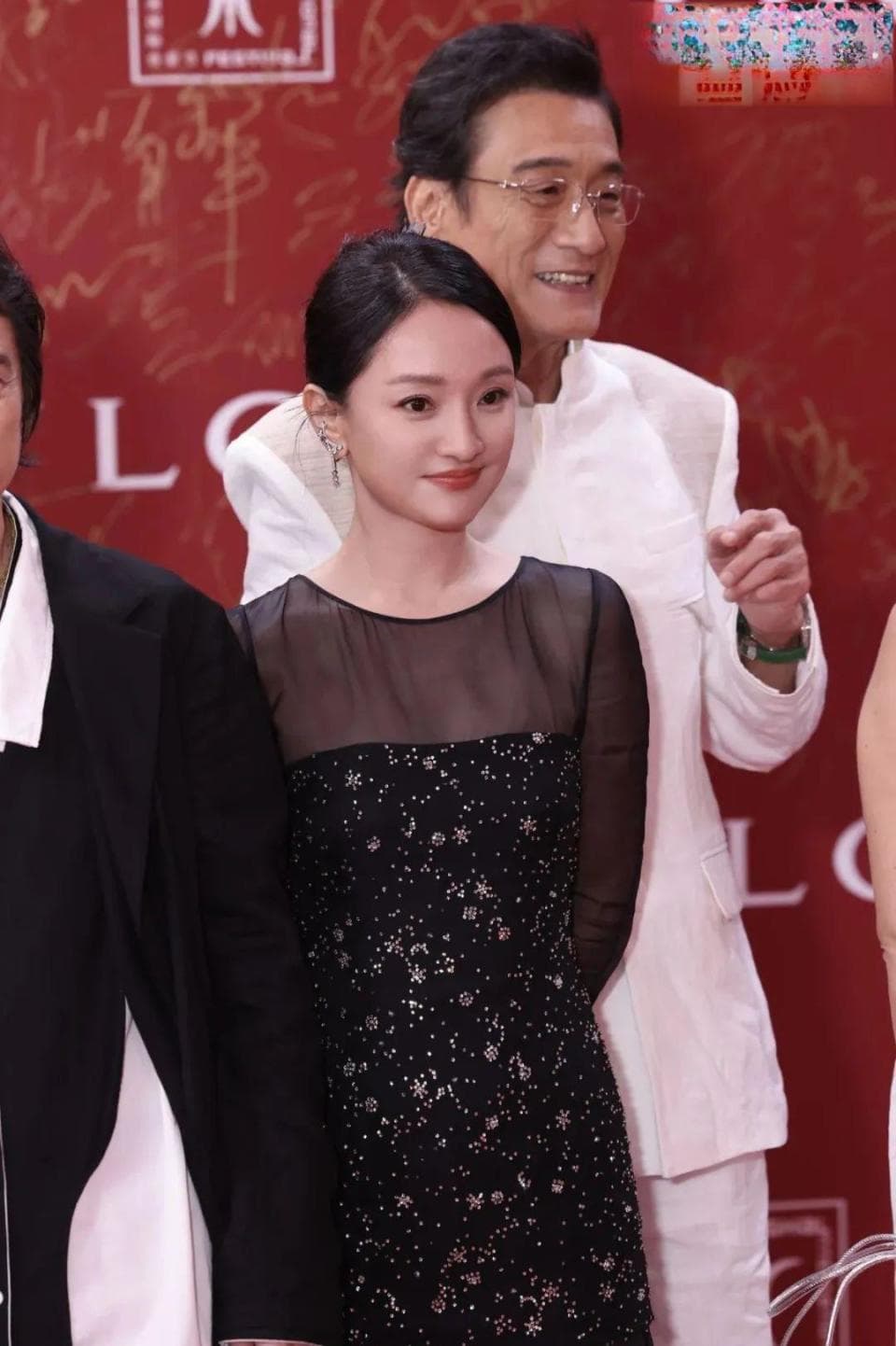 周迅黑丝造型再掀热潮，小个子也能穿出时尚新高度