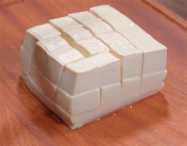 豆腐焯水是用冷水还是热水？解锁烹饪秘籍，焯水技巧让美味升级
