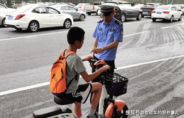 骑电动车和坐车都有年龄限制，关键是这4个年龄，别被罚了才知道
