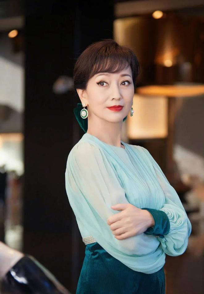 72岁赵雅芝的"冻龄"启示录：跑步60年，她如何跑赢了时光？
