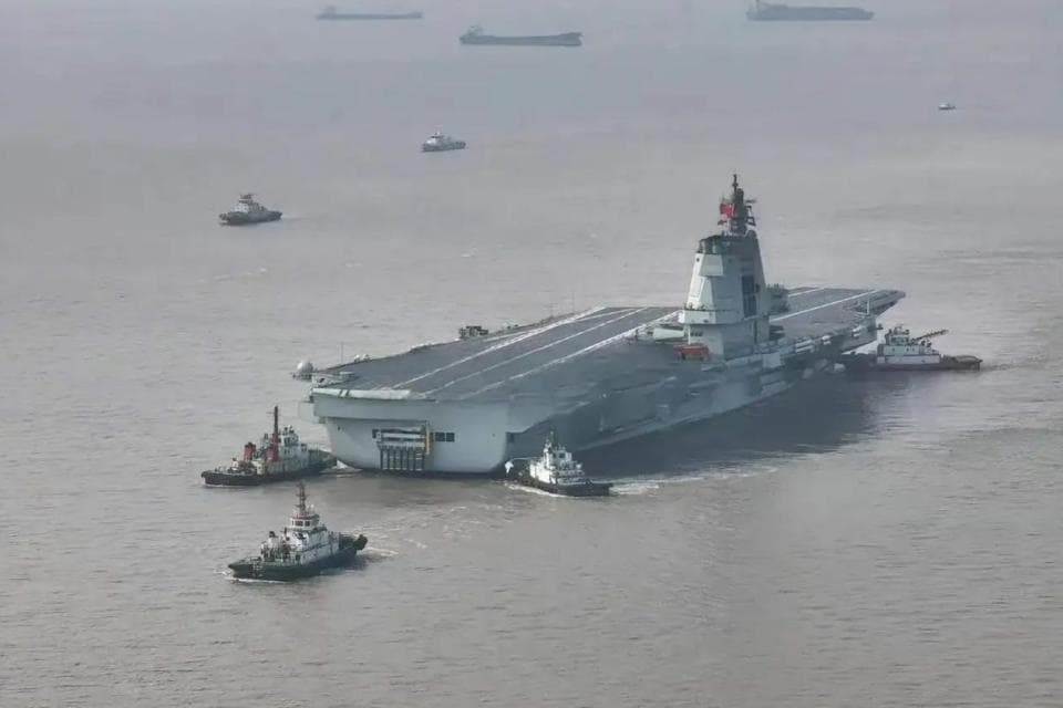 福建舰海试归来：甲板上的秘密与海洋深处的雄心