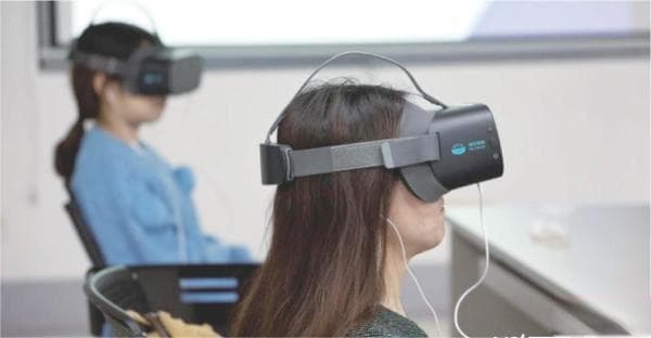 戴VR眼镜配冥想仪 摒除杂念减压助眠