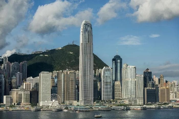从内地去香港卖保险:“月入十万，不包括我”