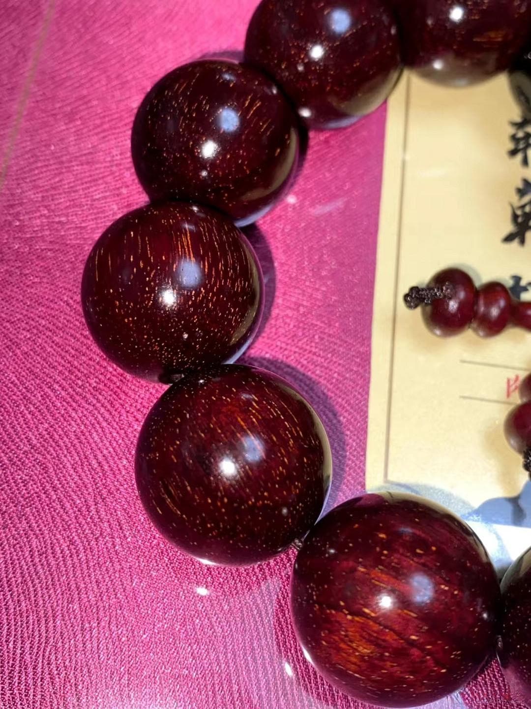 小叶紫檀：盘玩与保养的艺术