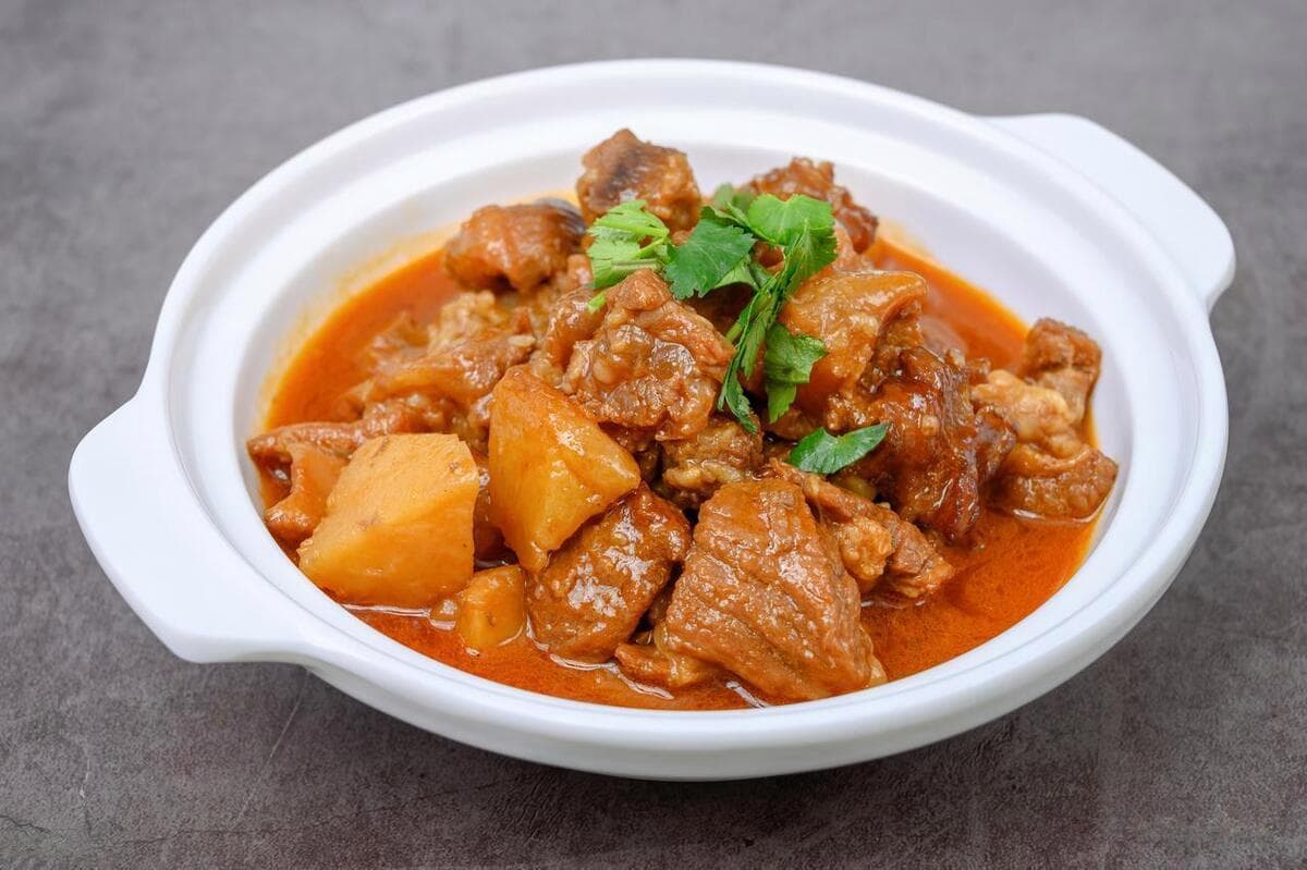 土豆烧牛肉，牢记4个关键点，牛肉酥烂入味色泽红亮，饭店的味道