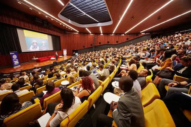 「青椒」困境：高校副教授才是立校之本，为何却成「学术夹心层」