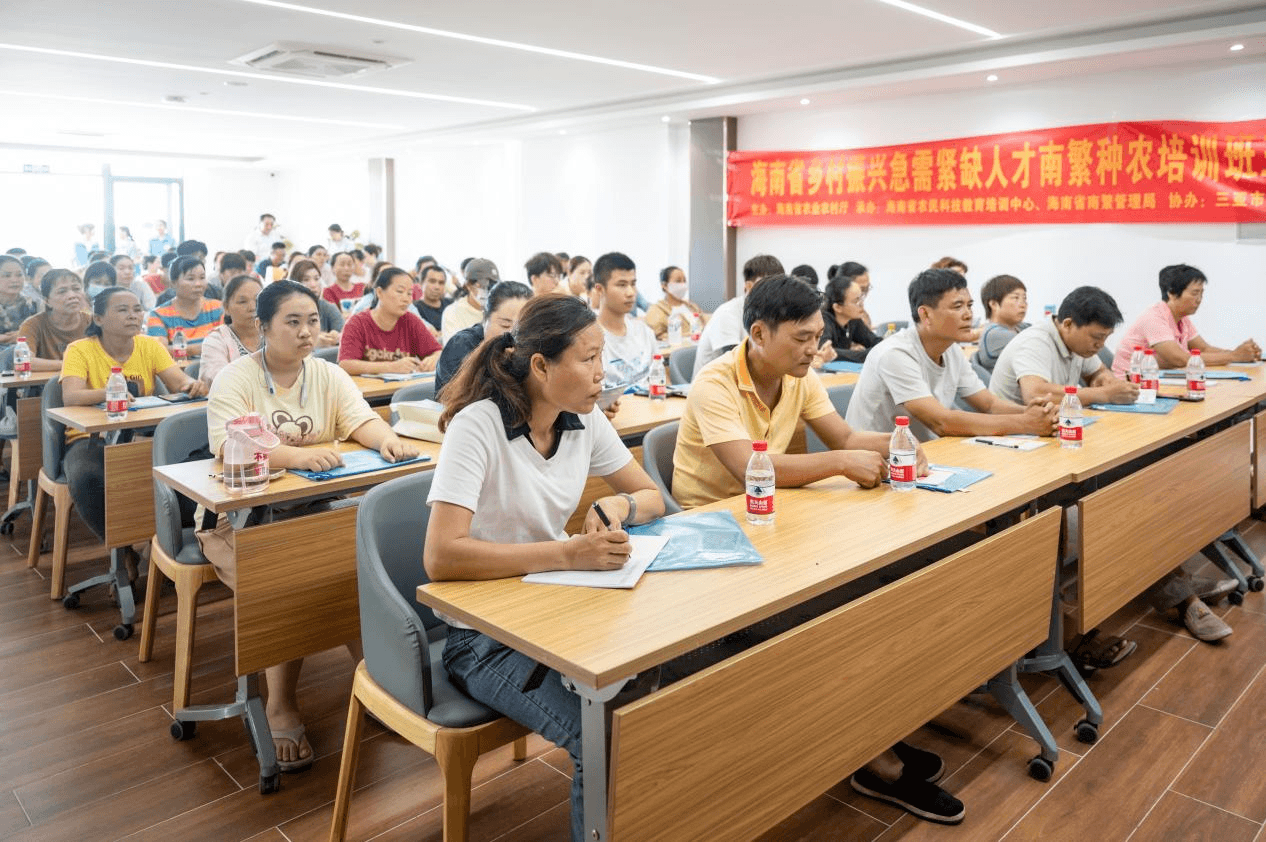 三亚成立海南首个专业化南繁基层人才培养基地