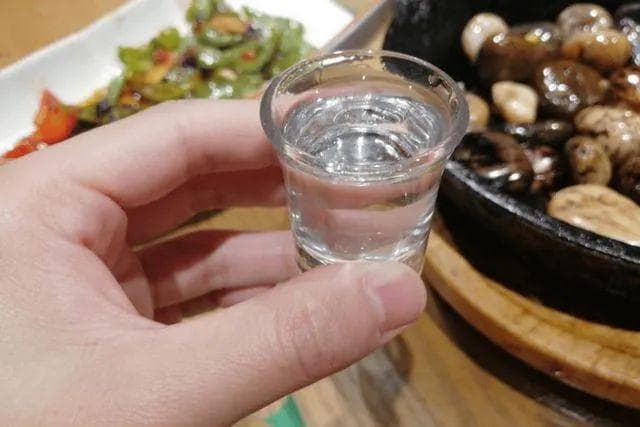 500ml的白酒和500ml的水一样重吗？答案也许和你想的不一样