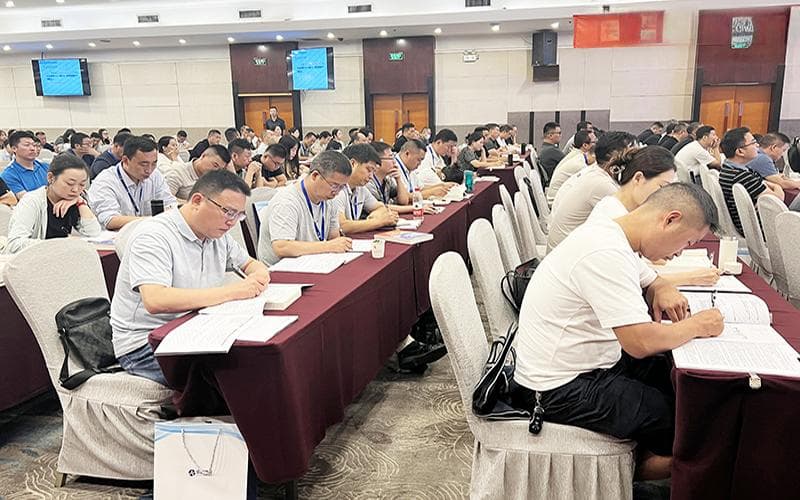 解决毒物危害的根本途径是什么？有哪些防护措施？