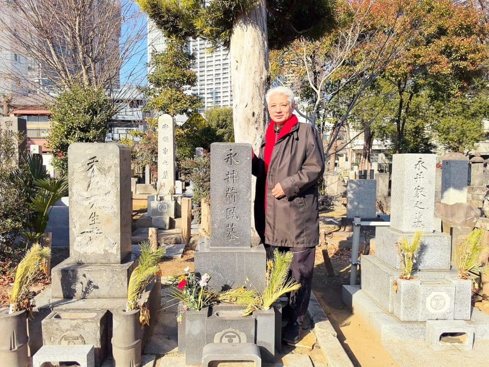 在永井荷风墓地感受反骨者的美学