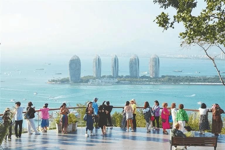 错峰游搅热琼岛“春日经济”
