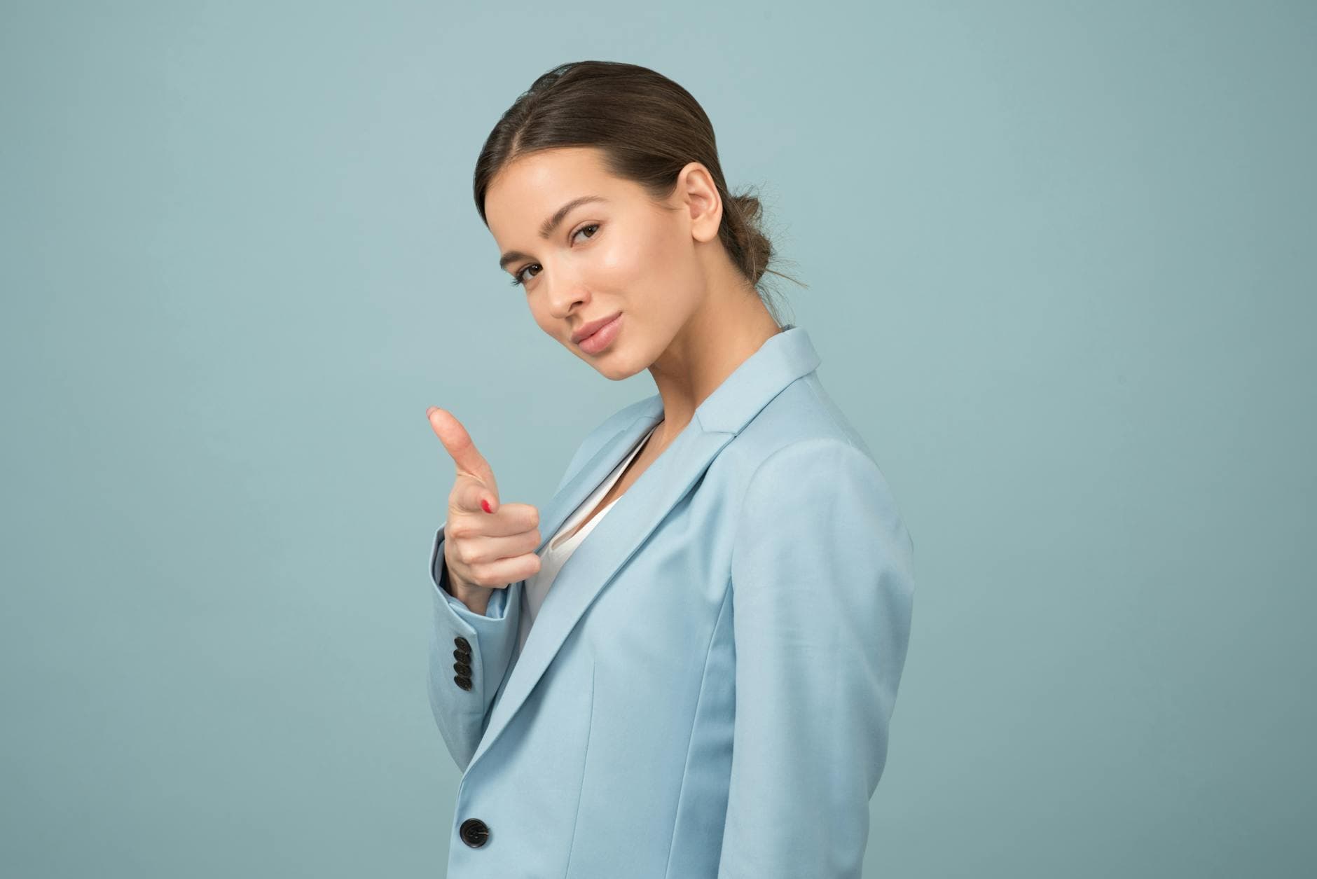 打破领导刻板印象：魅力信号如何提升女性竞争力？