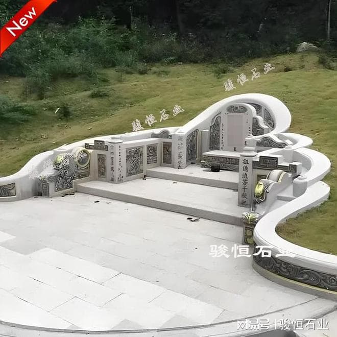 每块石雕墓碑都是艺术，承载着对亲人无尽追思