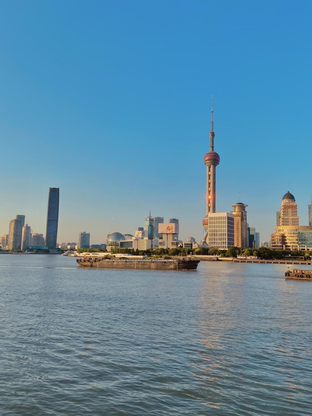 2元轮渡游上海：两条经典航线观赏外滩陆家嘴