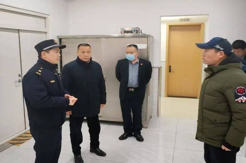 护航开学“第一餐” 海淀城管开展学校食堂燃气安全执法检查