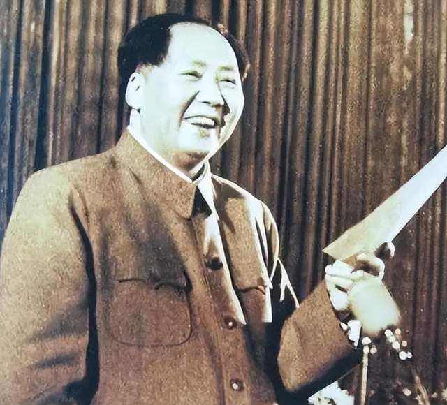 毛泽东主席曾用名：二十余个名字背后的故事