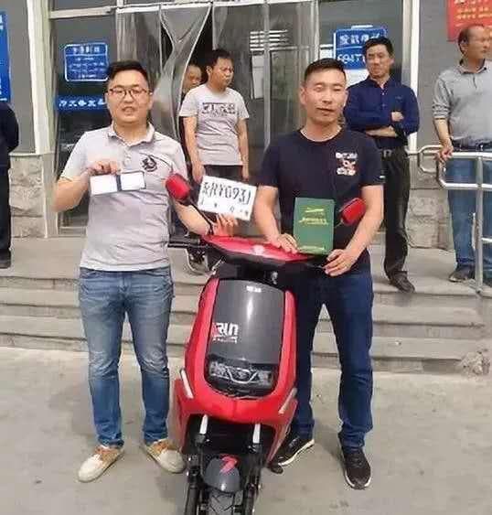 北京首个“电动摩托车”上牌登记！需要考驾照、上牌、购买交强险等。