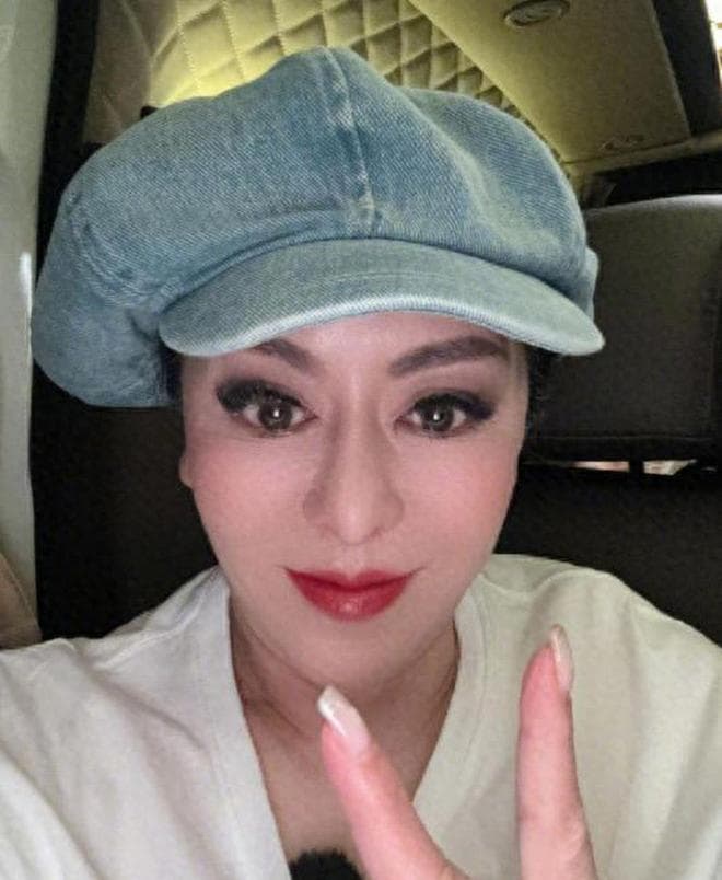 向太脱掉帽子后形象大变，原来准备那么多帽子是有原因的