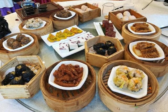 广东人喝早茶，手敲桌面3下啥意思？老规矩建议了解，避免闹笑话