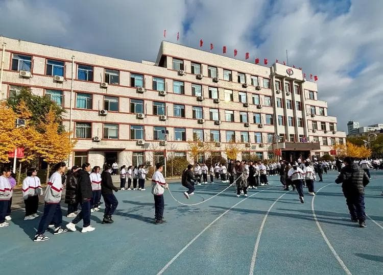 课间“一刻钟” 让中小学生“动起来”