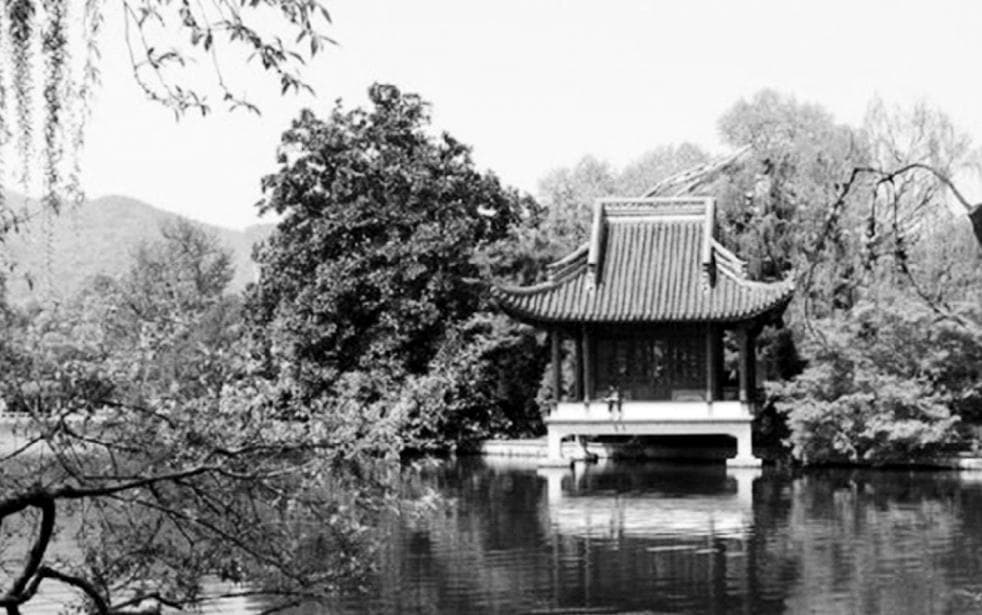 《谒岳王墓》中话西湖