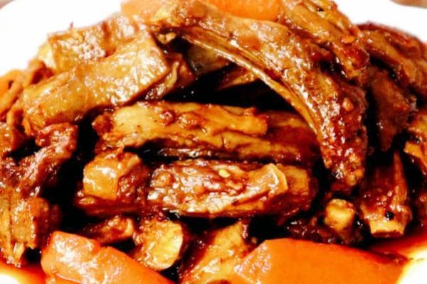 红烧羊排，一道深受欢迎的菜肴，色泽红亮、口感鲜嫩、味道浓郁