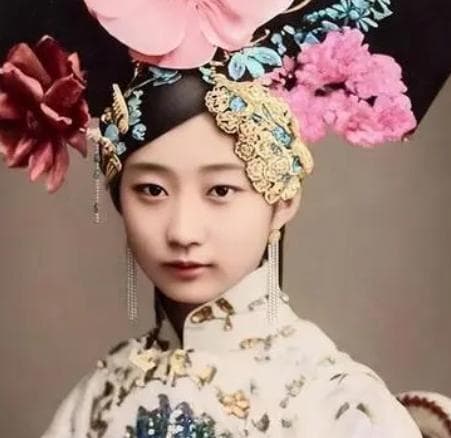 清朝格格晚年揭秘：皇室丑闻与百岁人生