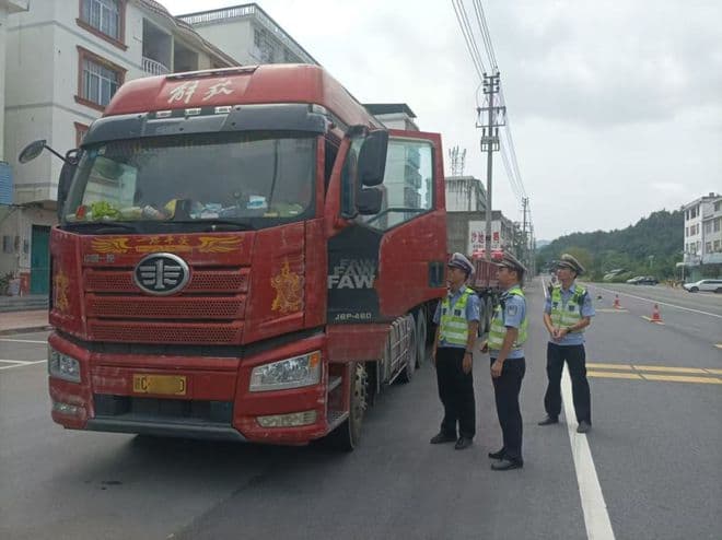 自作聪明！沙地一货车车牌“大变脸”，有牌无牌随意切换……