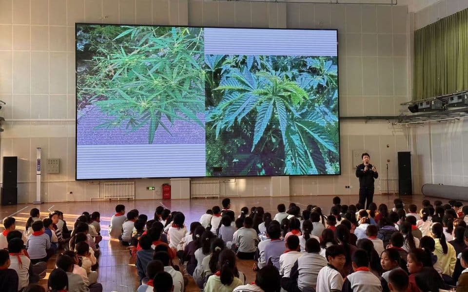 民警讲述真实案例，海淀区温泉镇举行禁毒宣传“进校园”活动