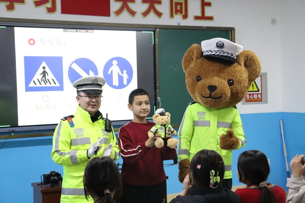 交警进校园：如何提升学生的交通安全意识？