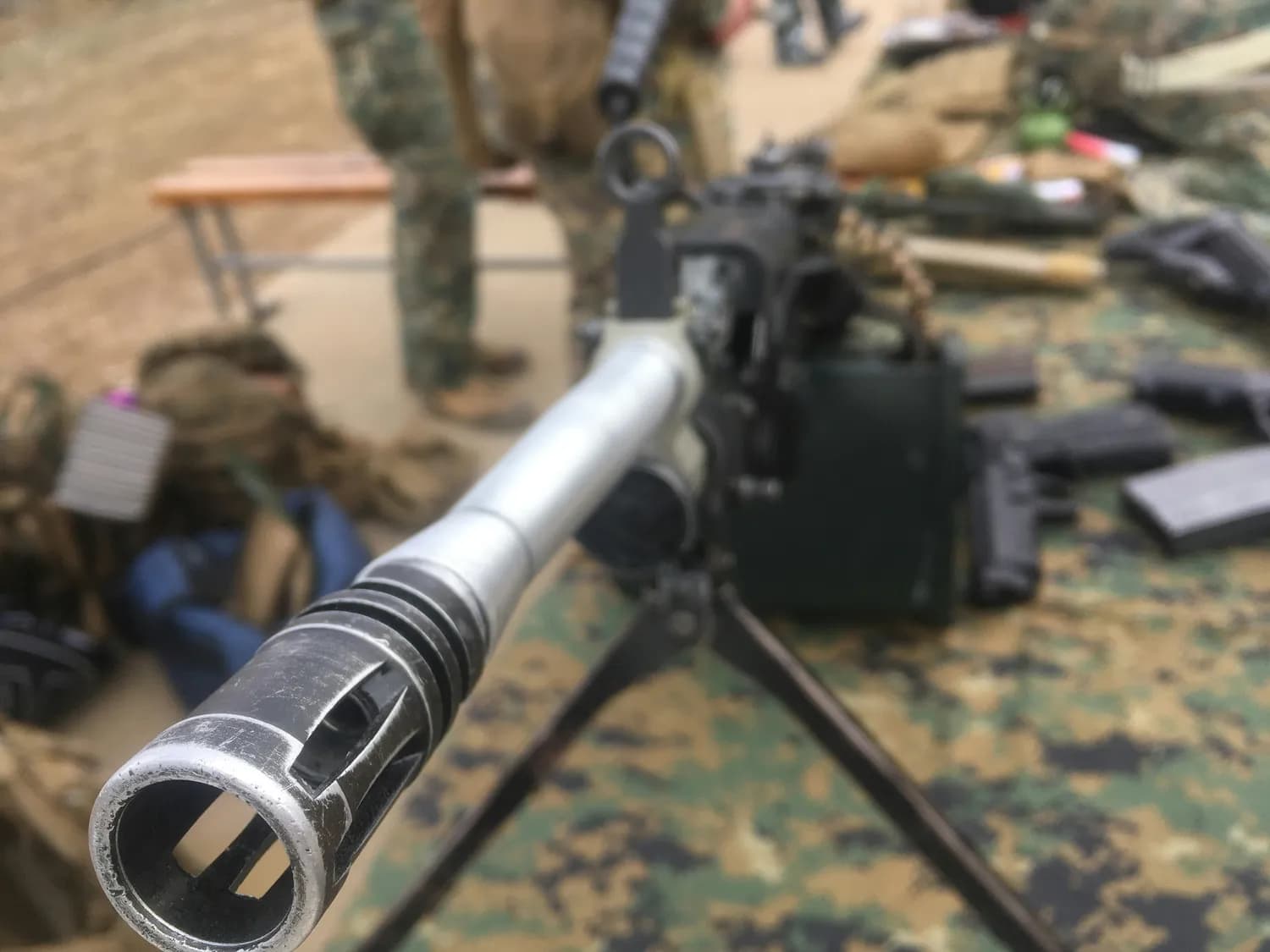 二战枪械大PK：MG42 vs 维克斯谁更强？
