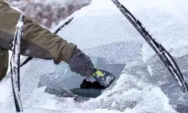 雪天为什么要把雨刮器立起来？这样做能避免雨刮器与玻璃冻在一起