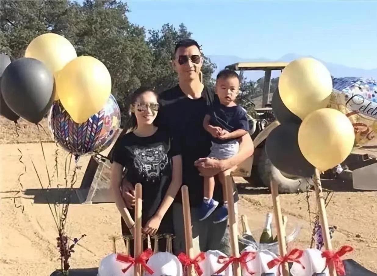 易建联在美国的悠闲生活：陪家人打高尔夫