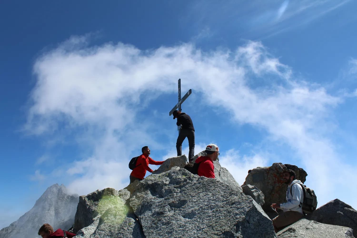 登山爱好者必看：如何通过共同爱好建立稳固朋友圈